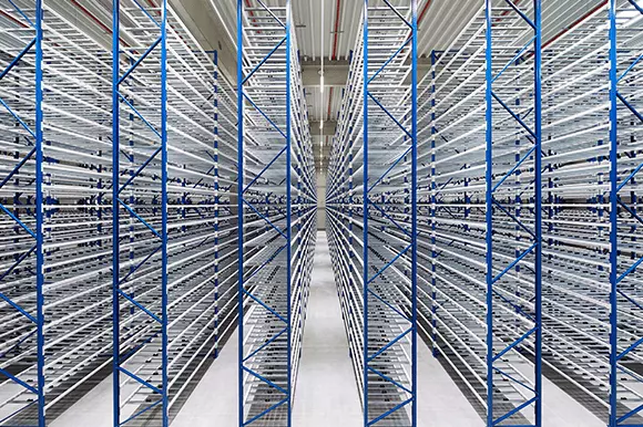Flexibles Nedcon-Fachbodenregal, das sich mit anderen Regalsystemen kombinieren lässt - Perfekt für Ihr Lager