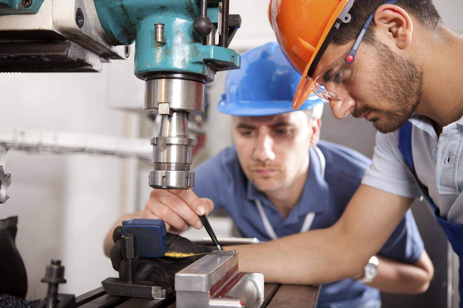 Fachmännische Industriemontage bei der Installation einer Produktionsmaschine in einer Fertigungshalle
