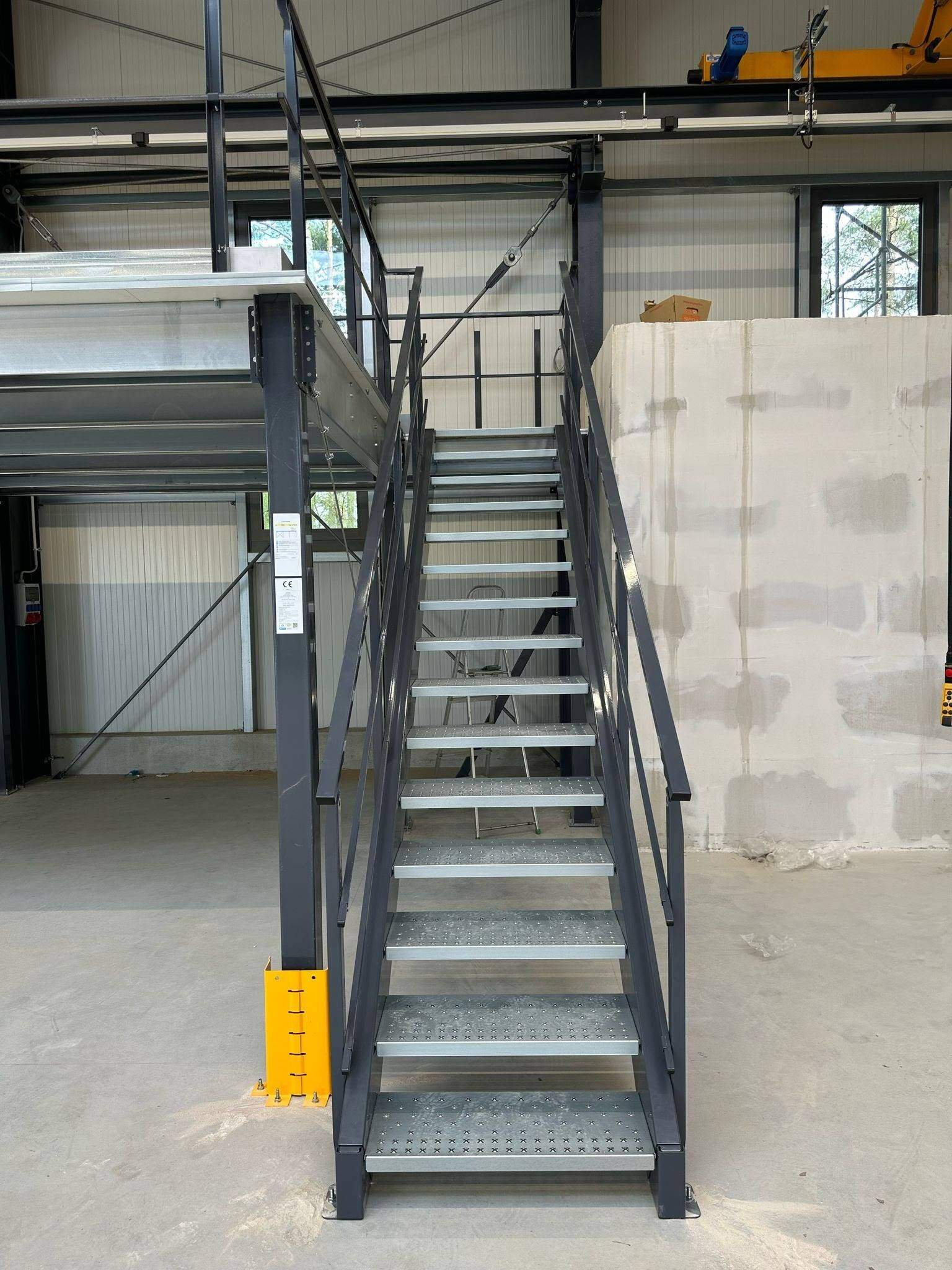 Treppe und Lagerbühne nach Mass