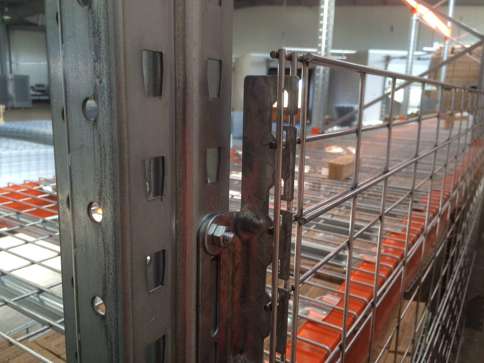 modular-gitterrückwand-sicherheitsgitter-absturzsicherung-palettenregal-lagerhaus-regalsicherung.jpg" alt="Modulare Gitterrückwand als Sicherheitsgitter für Absturzsicherung im Palettenregal, ideal für Lagerhäuser zur Regalsicherung, robustes Design, einfache Montage