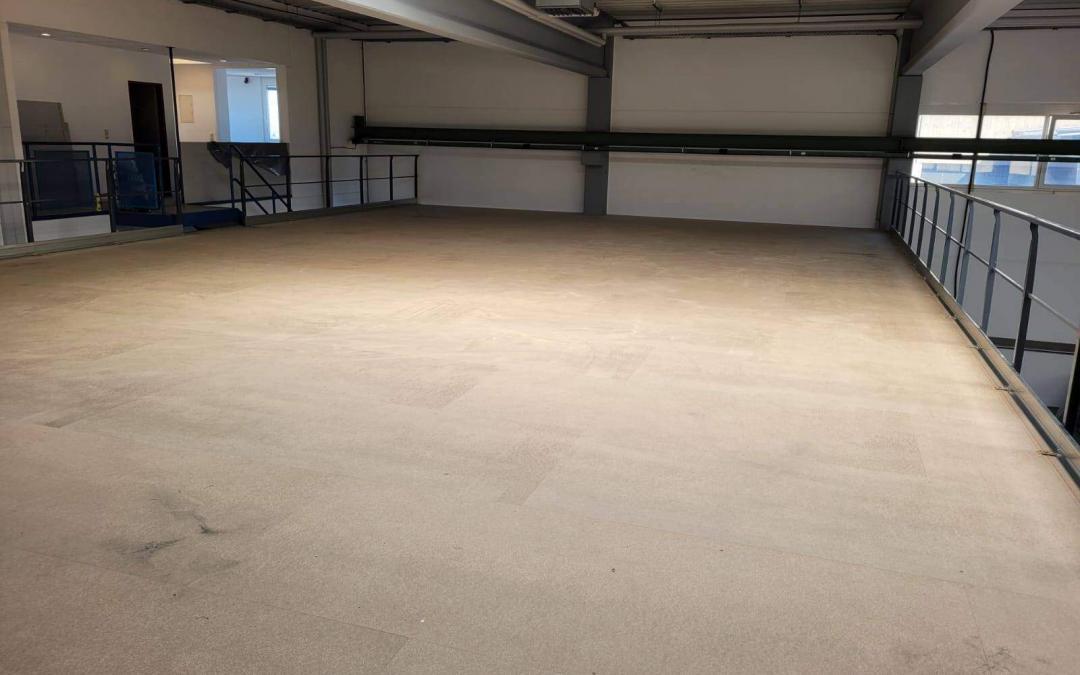 Zwischenebene in moderner Lagerhalle nahe Stuttgart